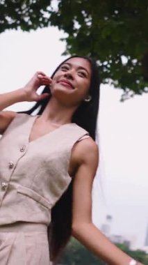 Şehir parkında doğanın tadını çıkaran manken FullHD Dikey