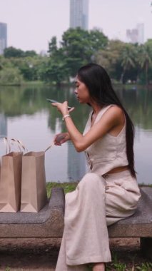 Alışveriş sonrası yeni kıyafetleri kontrol eden tüketici - FullHD Dikey