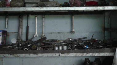 Vietnam 'da küçük bir mekanik atölyede kirli aletler - 4K Yatay