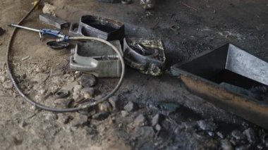 Vietnam 'da küçük bir atölyenin zemini çok kirli. Yerde çok kirletici yağ izleri var. 4K Yatay Yağ.