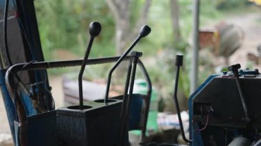 Vietnam 'daki eski hasarlı ve ıslak kazıcı makinesinin kontrol ve kollarını kapat - 4K Yatay