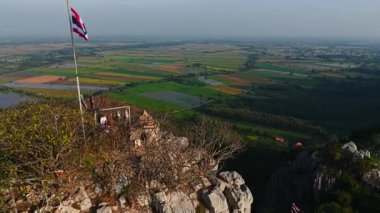 Tayland 'da gün batımında Nakhon Sawan Ovası' nda, Kayalık Khao No Dağı üzerinde uçan insansız hava aracı - 4K Yatay