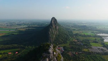Khao No Tayland 'ın Nakhon Sawan bölgesinde çok tuhaf bir dağ - 4K Yatay