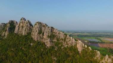 Tayland 'ın sessiz bir bölgesinde ağaçlar ve ekinlerle dolu olmayan Khao ovasının 360 derecelik panoramik manzarası - 4K Yatay