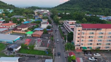 Tayland 'ın kırsal kesiminde, dağların arasında, havadan gelen yolu izleyen İHA - 4K Yatay