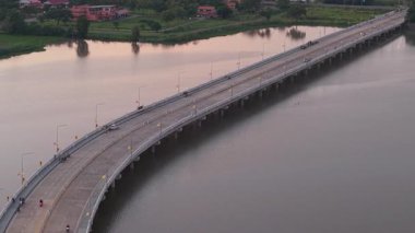 Büyük göl üzerinde inşa edilmiş dört şeritli otoyol Tayland 'ın kırsal kesiminde - 4K Yatay