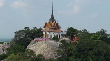 İbadet merkezi Tayland 'daki ormanın yakınındaki bir dağın tepesine inşa edilmiş. 4K Yatay.