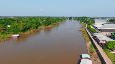 Birkaç uzun kuyruklu tekne, Tayland Laos ve Myanmar arasındaki sınırda Mekong Nehri 'nde yol alıyor. 4K Yatay