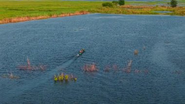 Muson mevsimi boyunca sel basmış pirinç tarlalarında geleneksel balıkçılık faaliyetleri - 4K Yatay