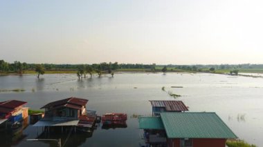 Nehirde yüzen kırsal alanda geleneksel Tayland evleri - 4K Yatay