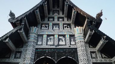 Budist tapınağında dua etmeden önce saygı göstergesi olarak ayakkabılarını kapıda bırakmalılar. 4K Yatay