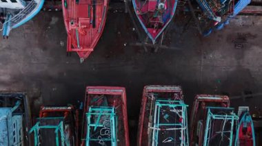 Zenithal insansız hava aracı görüntüsü bir gemi mezarlığında terk edilmiş ve harap olmuş balıkçı teknelerinin görüntüsü - 4K Yatay