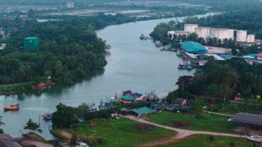 Bitkilerle çevrili büyük bir nehir Tayland 'daki Chumphon sanayi ve balıkçılık alanından geçiyor - 4K Yatay