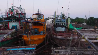 Tersanedeki bambu yapılarda bakım altındaki balıkçı tekneleri - 4K Yatay