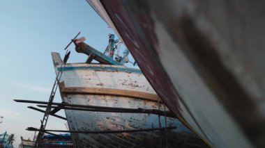Eski bir balıkçı teknesi restorasyon altındaki bir tersanede bozuldu - 4K Yatay