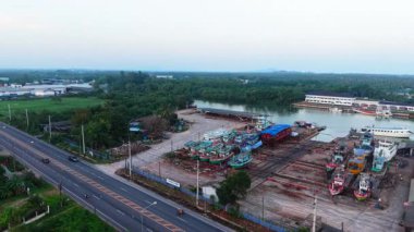 Balıkçı tekneleri Tayland 'da bir otoyolun yakınındaki bir tersanede karada dinleniyor - 4K Yatay