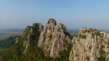 Kayalık ve dik Khao. Tayland 'da bitki örtüsüyle çevrili geniş bir ovada hiçbir dağ bulunmamaktadır. 4K Yatay