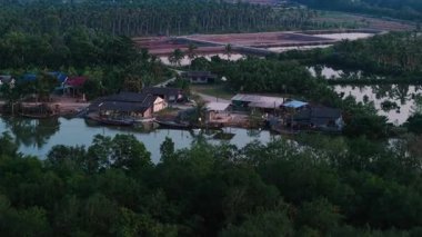 Tayland 'da sakin bir nehrin yanında yer alan balıkçı köyü - 4K Yatay