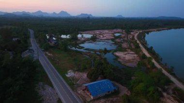 Gün batımında nehir ve yol kenarında, Tayland 'da palmiye dikimi - 4K Yatay