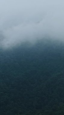 Mae Wong Ulusal Parkı Tayland 'da yemyeşil bitki örtüsüyle kaplı bir dağ sırasının üzerinde hareket eden bulutlar