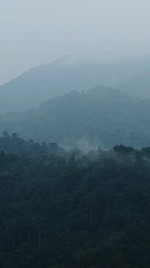 Mae Wong Ulusal Parkı Tayland 'da bulutlu ve sisli bir günde yemyeşil dağ sırası.