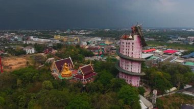 Wat Samphran eşsiz bir Budist tapınağı Bangkok Tayland yakınlarında büyük pembe bir ejderha ile sarılmış - 4K Yatay