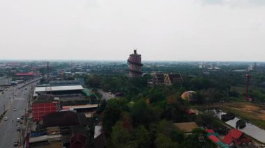 Bangkok Tayland yakınlarındaki etkileyici pembe ejderha kulesiyle Wat Samphran Tapınağı - 4K Yatay