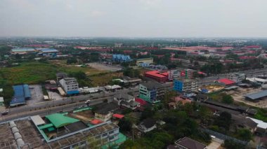 Wat Samphran Tapınağı 'ndaki birbirine kenetlenmiş eşsiz ejderha kulesinin panoramik görüntüsü - 4K Yatay