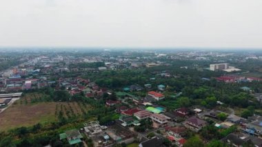 Wat Samphran, Bangkok yakınlarındaki eşsiz bir Budist tapınağı. İçinde ejderha olan heybetli pembe bir yapı var. 4K Yatay.