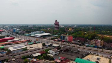Tayland 'da Bangkok yakınlarındaki Wat Samphran tapınağında dönen pembe ejderha - 4K Yatay
