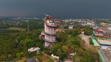 Wat Samphran, Bangkok yakınlarındaki benzersiz silindirik kulesiyle ünlü bir Budist tapınağıdır.