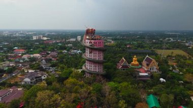 Wat Samphran benzersiz bir Budist tapınağı etrafında kocaman pembe bir ejderha var - 4K Yatay