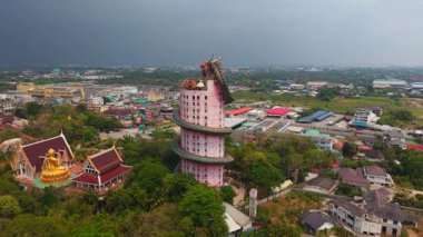 Bangkok Tayland yakınlarındaki Wat Samphran tapınağındaki eşsiz iç içe geçmiş ejderha kulesinin hava görüntüsü - 4K Yatay