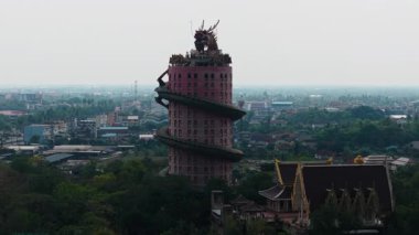 Bangkok Tayland yakınlarındaki Wat Samphran Budist Tapınağı 'ndaki birbirine kenetlenmiş ejderha kulesinin görüntüsü - 4K Yatay