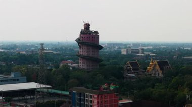 Wat Samphran Pembe Ejderhanın baş döndürücü tapınağı Nakhon Pathom Tayland 'ın siluetine hakim - 4K Yatay