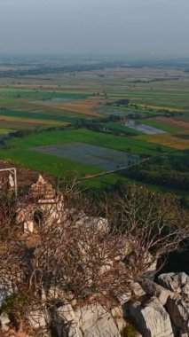 Tayland 'da gün batımında Nakhon Sawan Ovası' nda, Kayalık Khao No Dağı üzerinde uçan İHA.