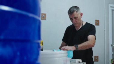 Laboratuar teknisyeni kapalı alanda esrar yetiştirmek için bir hidrofonik sistem hazırlıyor - 4K Yatay