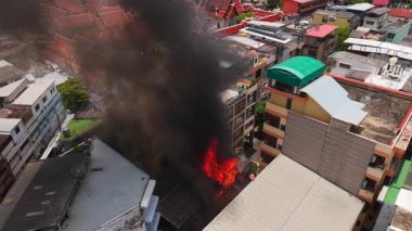 8 Mayıs 2025 'te Khaosan Mahallesi' ndeki Bangkok gökdeleninden yükselen siyah duman - 4K Yatay