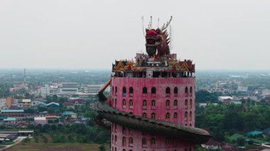 Wat Samphran Ejder Tapınağı Nakhon Pathom Tayland 'ın kentsel yayılımına yükseliyor - 4K Yatay