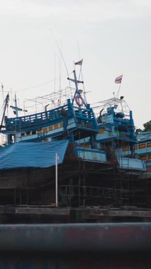 Büyük ahşap balıkçı tekneleri bakım ve onarım yapılan limana yanaştı.