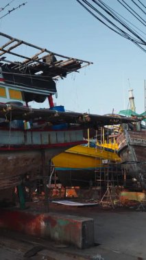 Balıkçı tekneleri bakım ve onarım yapılan bir tersanede bloklarda dinleniyor.