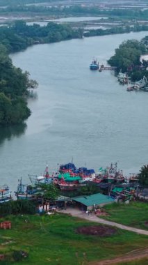 Bitkilerle çevrili büyük bir nehir Tayland 'daki Chumphon sanayi ve balıkçılık alanından geçer.