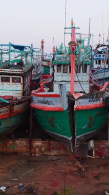 Tersanedeki hasarlı balıkçı tekneleri FullHD Dikey Sıraya dizildi.