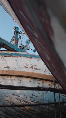 DroneAn eski bir balıkçı teknesi restorasyon altındaki bir tersanede bozuldu - FullHD Dikey