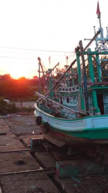 Tahta balıkçı tekneleri eski ve bozulmuş balıkçı tekneleri FullHD Dikey