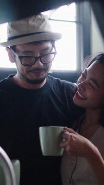 Genç bir çift, birlikte sakin bir sabah geçirip kahkahalar atıyor.