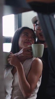 Genç Asyalı çift, modern çatı katlarında kahkahalarla kahkahalarla eğleniyorlar.