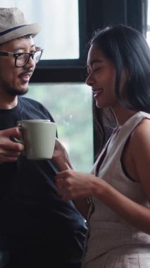 Genç Asyalı çift sabah birlikte kahve içerek eğleniyor.