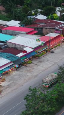 Tayland kırsalında bir otoyolun yanındaki kluai khai pazarında alışveriş yapıyor.