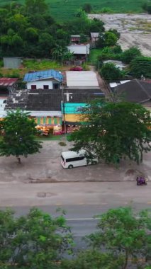 Kluai khai Thailand kırsalındaki boş dükkanların ve otoparkların havadan görünüşü - FullHD Dikey